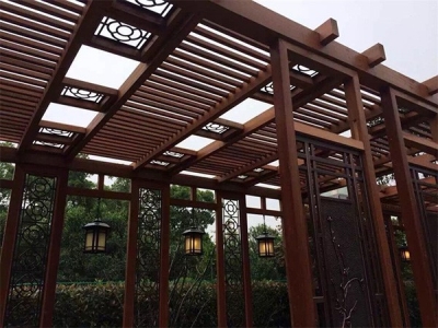 防腐木結(jié)構(gòu).鋼架結(jié)構(gòu)及傳統(tǒng)磚濕結(jié)構(gòu)的優(yōu)缺點(diǎn)：